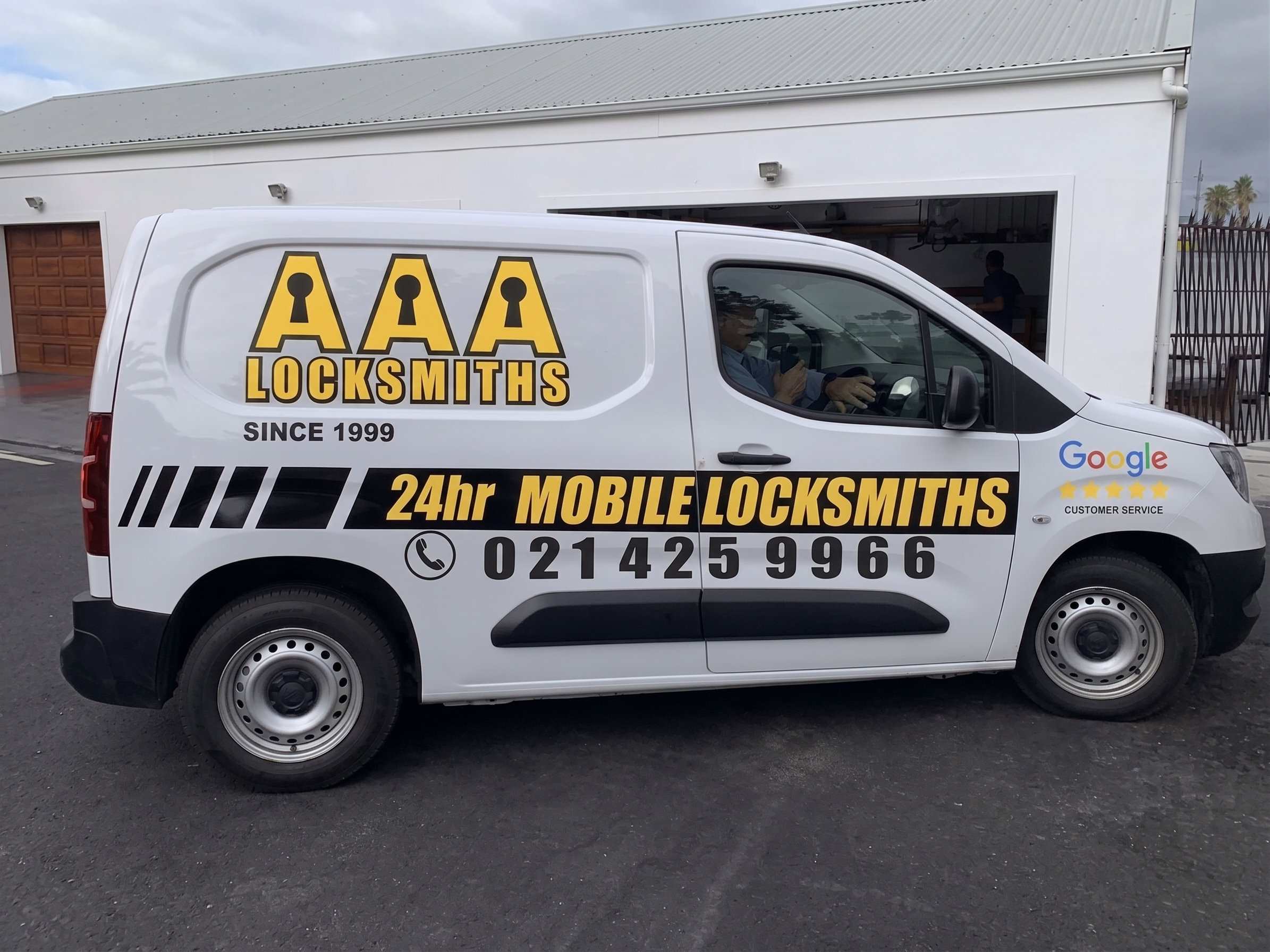 Electrical vs Magnet Locks